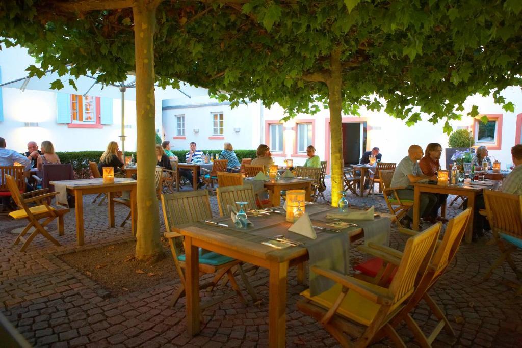 Landhotel Zum Schwanen Mit Restaurant Mona Liza Osthofen Buitenkant foto